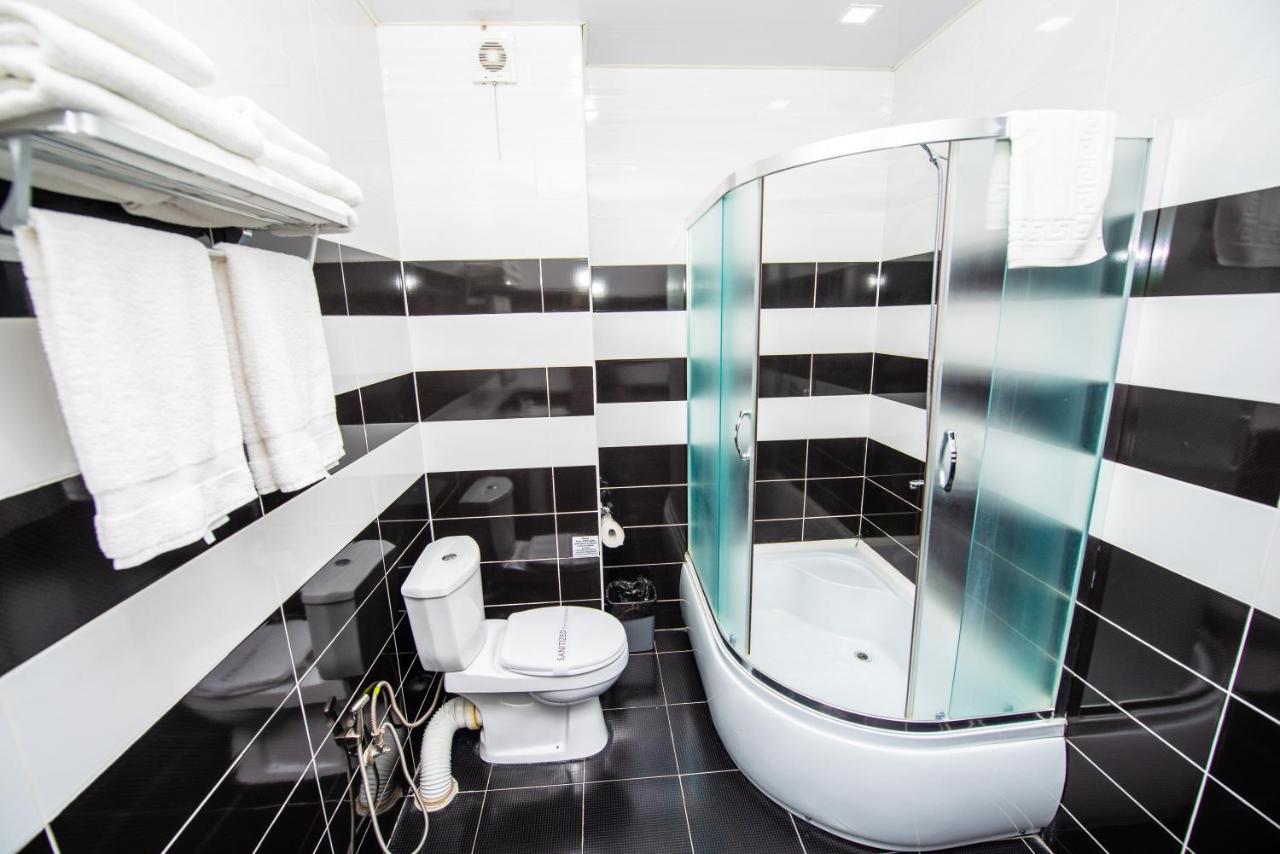 Hotel Shine Palace Tbilisi Bagian luar foto
