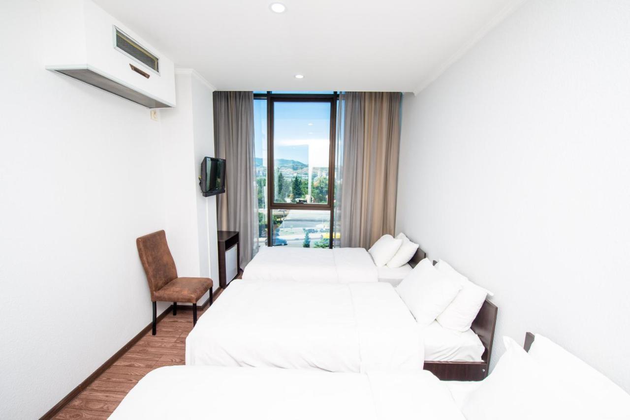 Hotel Shine Palace Tbilisi Bagian luar foto