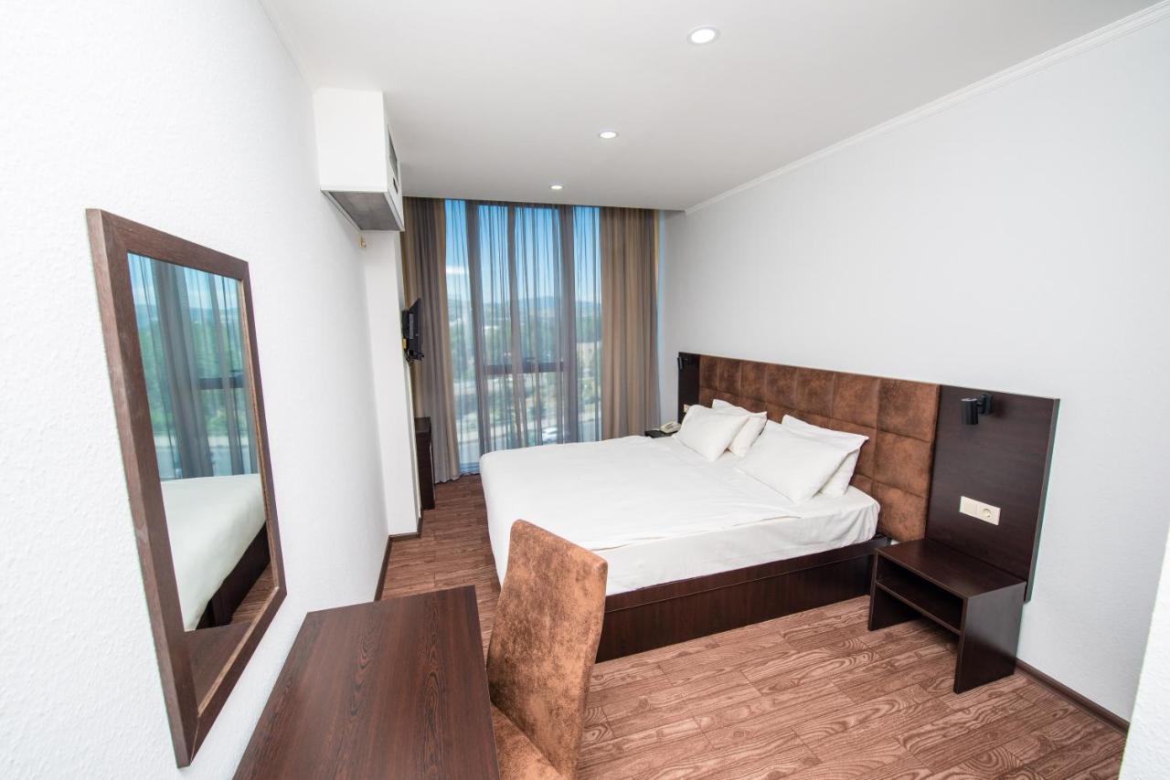 Hotel Shine Palace Tbilisi Bagian luar foto