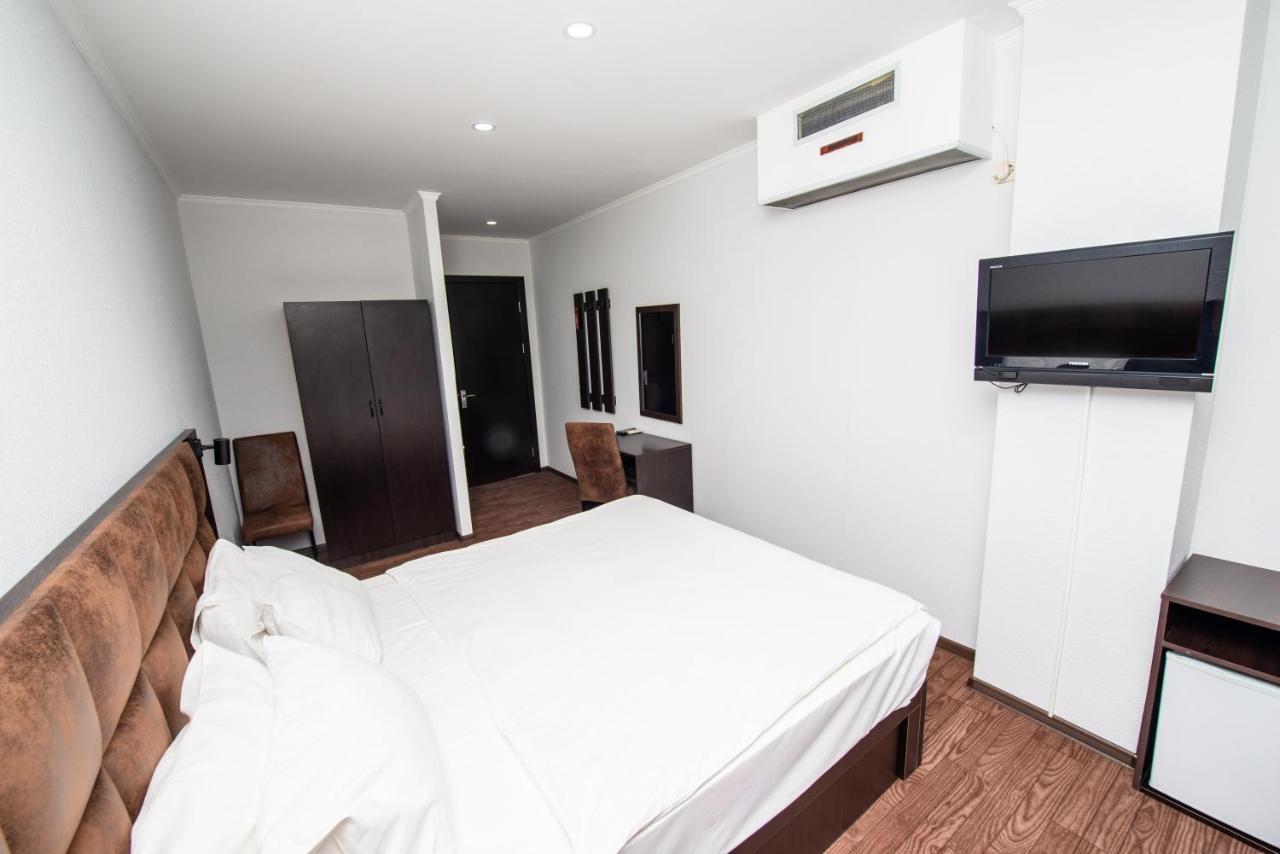 Hotel Shine Palace Tbilisi Bagian luar foto