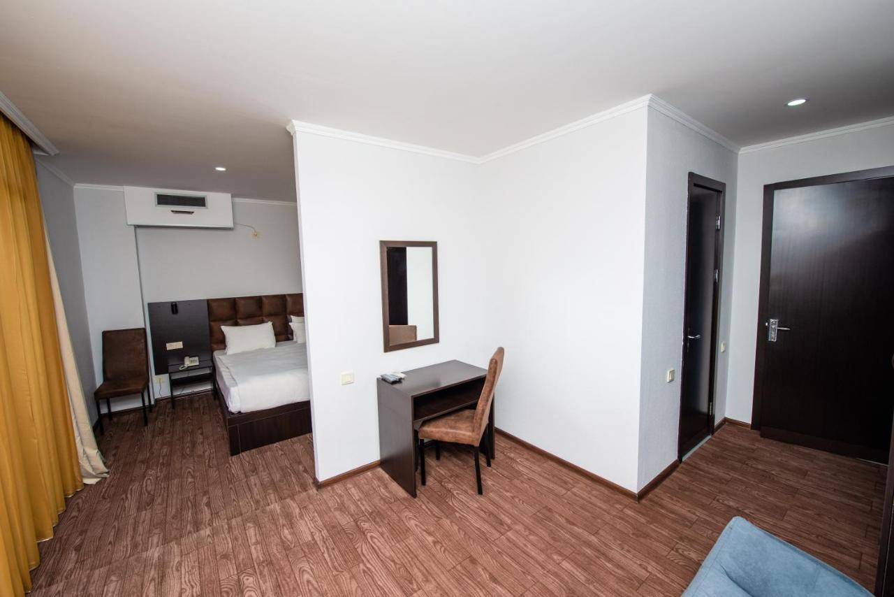 Hotel Shine Palace Tbilisi Bagian luar foto