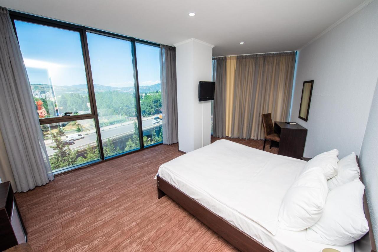 Hotel Shine Palace Tbilisi Bagian luar foto