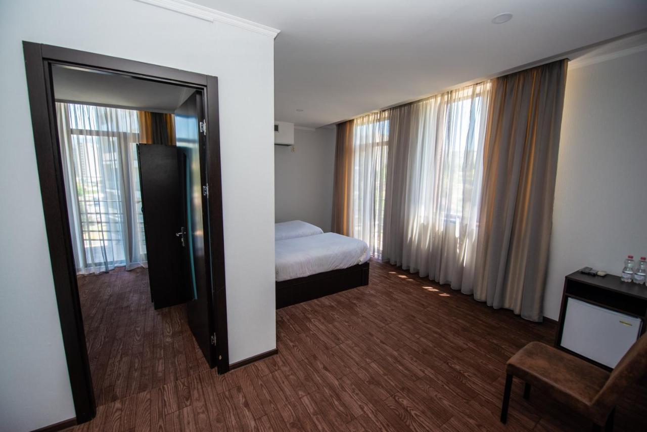 Hotel Shine Palace Tbilisi Bagian luar foto