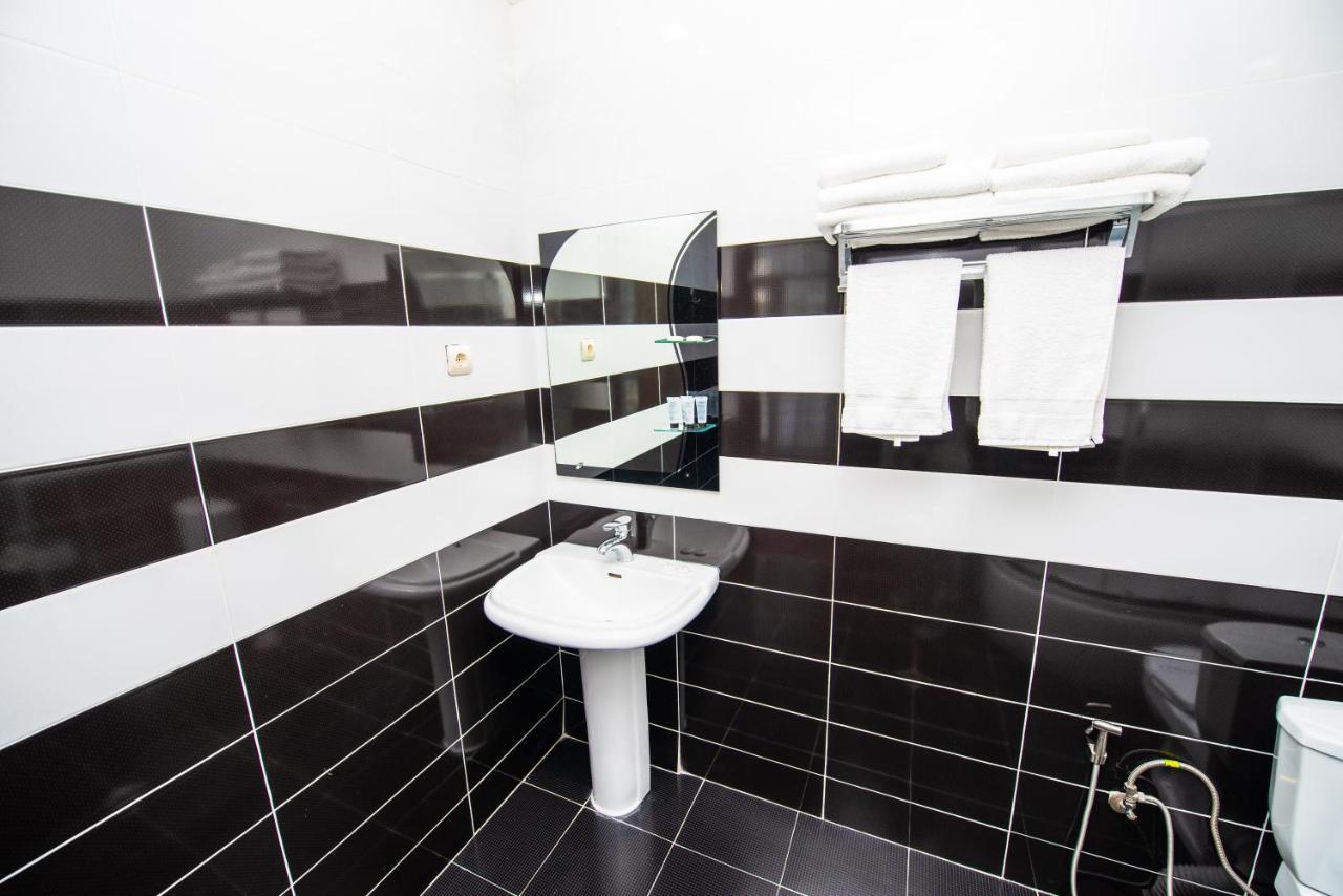 Hotel Shine Palace Tbilisi Bagian luar foto