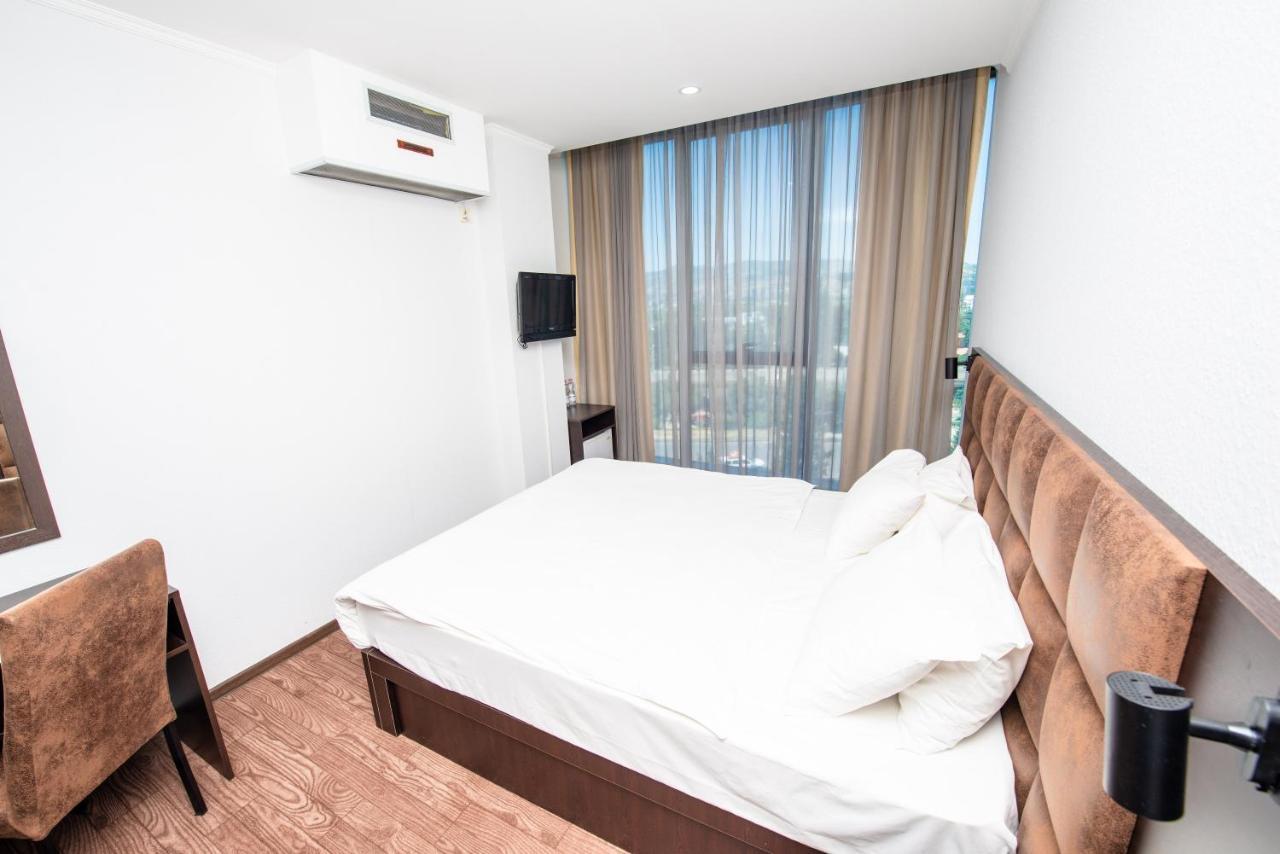 Hotel Shine Palace Tbilisi Bagian luar foto