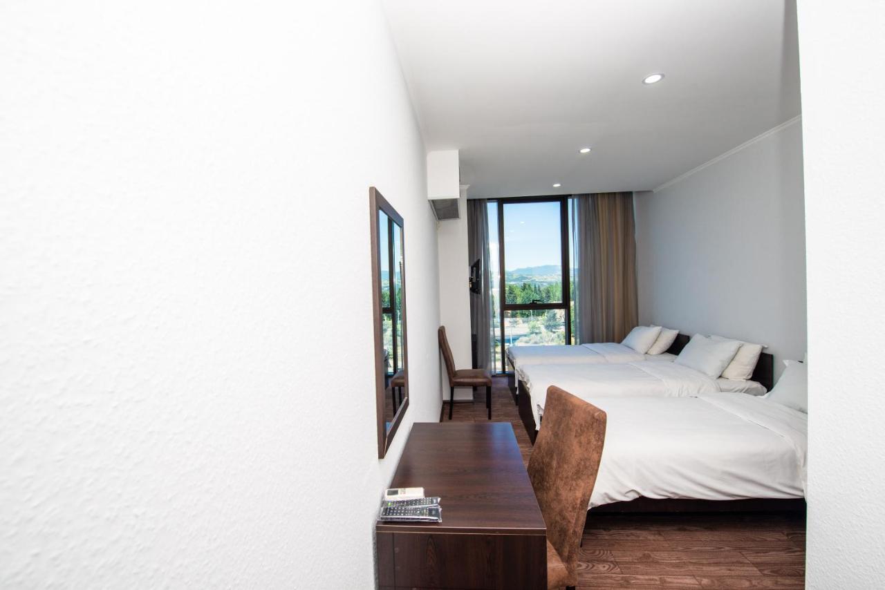 Hotel Shine Palace Tbilisi Bagian luar foto