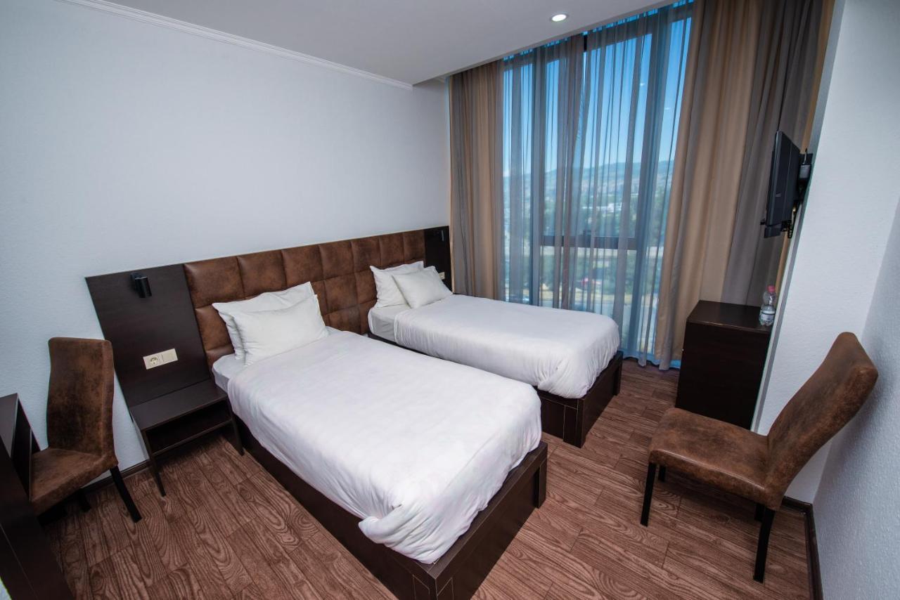 Hotel Shine Palace Tbilisi Bagian luar foto