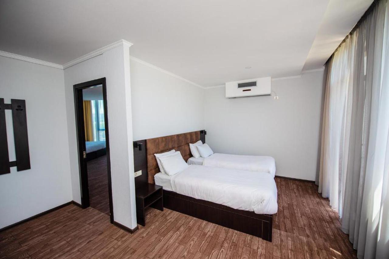 Hotel Shine Palace Tbilisi Bagian luar foto