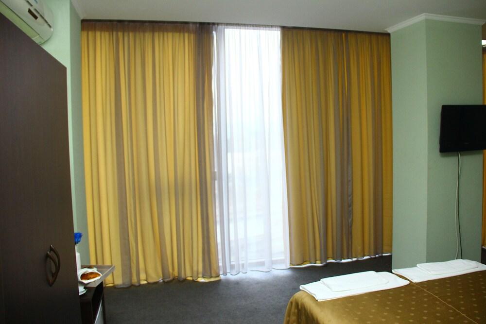 Hotel Shine Palace Tbilisi Bagian luar foto